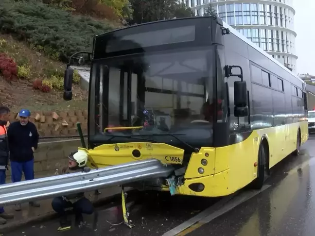 Kadıköy'de İETT Otobüsü Bariyere Saplandı, Yaralı Yok