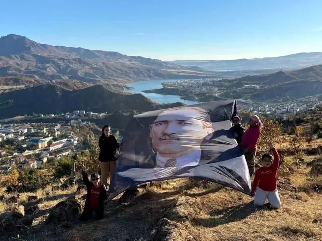 MHP Tunceli İl Başkanı Atatürk'ü Dev Posterle Andı