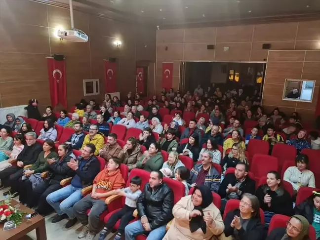 Nallıhan'da 'Komşu Köyün Delisi' Tiyatro Oyunu Sahnelendi