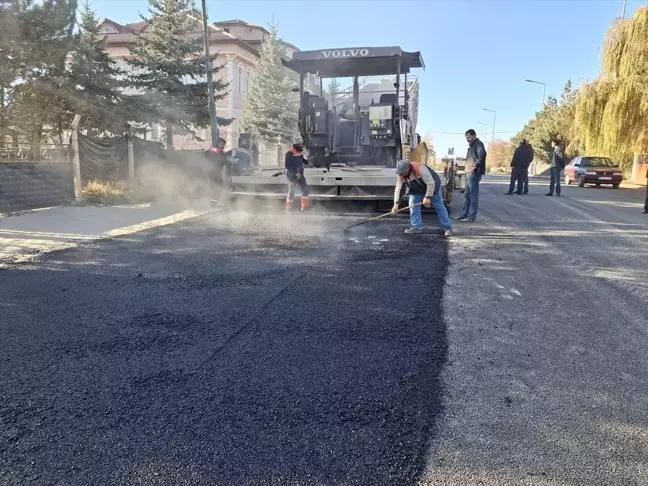 Sivas Ulaş'ta Sıcak Asfalt Çalışmaları Devam Ediyor