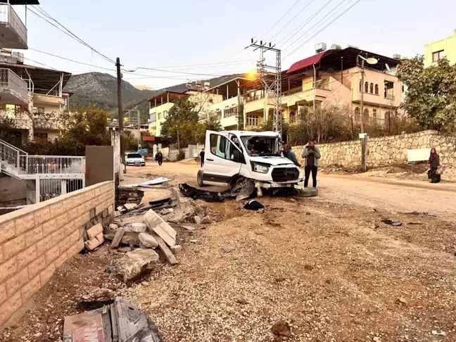 Hatay'da Freni Patlayan Beton Mikseri Kazası: 4 Yaralı