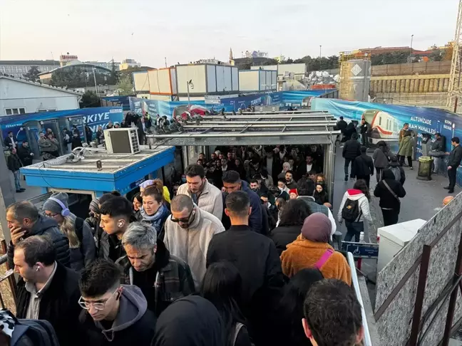 İstanbul'da Metrobüs Duraklarında Yoğunluk