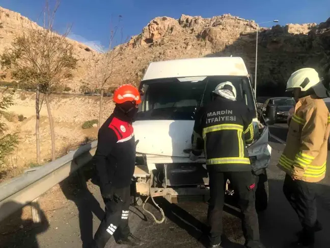 Mardin'de Minibüs Kazası: Sürücü Yaralandı