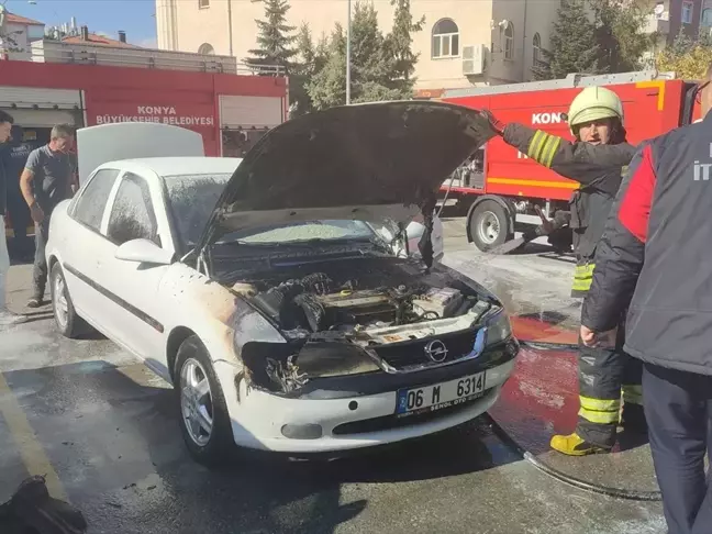 Konya'da Park Halindeki Otomobil Yandı