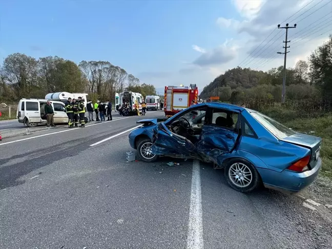 Bartın'da Otomobil ve Hafif Ticari Araç Çarpıştı: 7 Yaralı