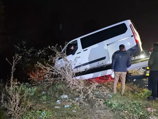 İnegöl'de Minibüs Refüje Düştü: Sürücü Yaralandı