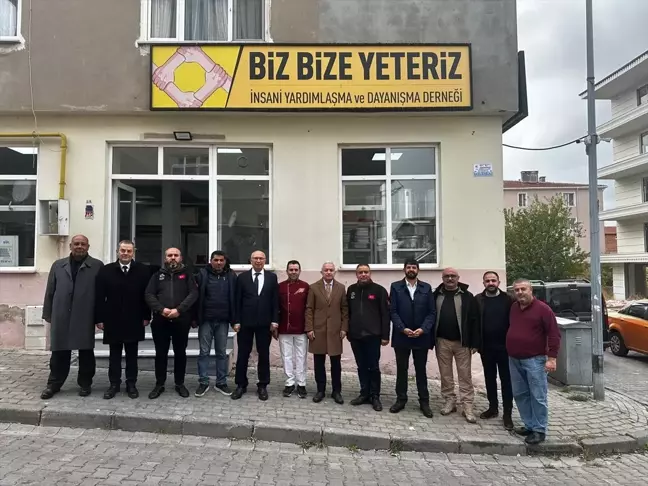 Kırklareli Valisi Uğur Turan, İnsani Yardımlaşma Derneğini Ziyaret Etti