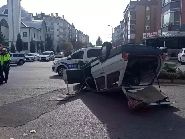 Takla atan otomobildeki dede torun yaralandı