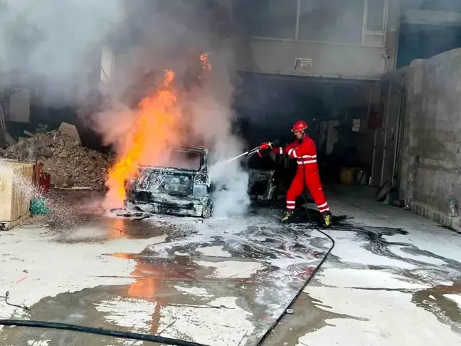 Hatay'da Tamirhanede FİAT Otomobil Yangını