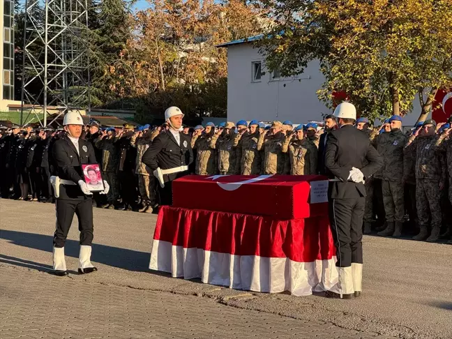 Tunceli'de kaza sonucu şehit olan polis memuru Yiğit için tören düzenlendi