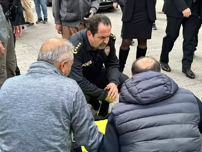 Antalya'da Polis Memurunun Yaralandığı Kazada Emniyet Müdürü Yardım Etti