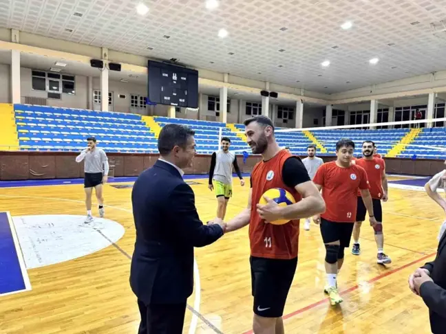 Spor Hizmetleri Müdürü Erdoğan Dönmez'den Gençlik Spor Kulübü Voleybol Takımına Moral Ziyareti