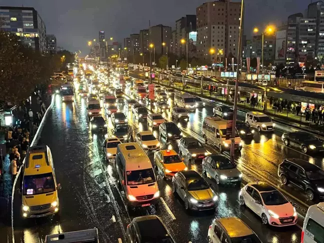 İstanbul'da Haftanın Son Günü Trafik Yoğunluğu Zirveye Ulaştı