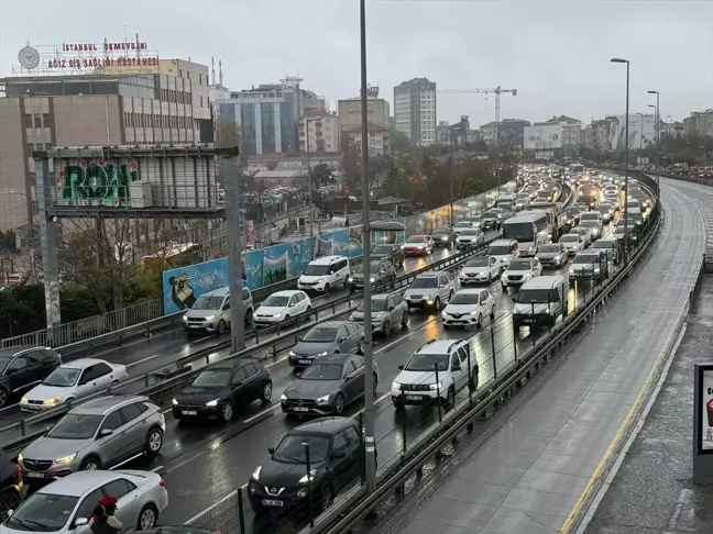 İstanbul'da haftanın son mesai gününde trafik yoğunluğu yaşanıyor