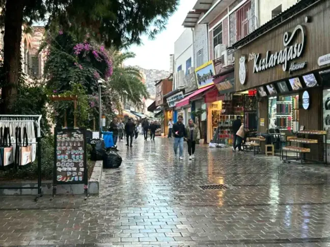 İzmir'de Kuvvetli Yağışlar Tarihi Kemeraltı Çarşısı'nı Su Bastı