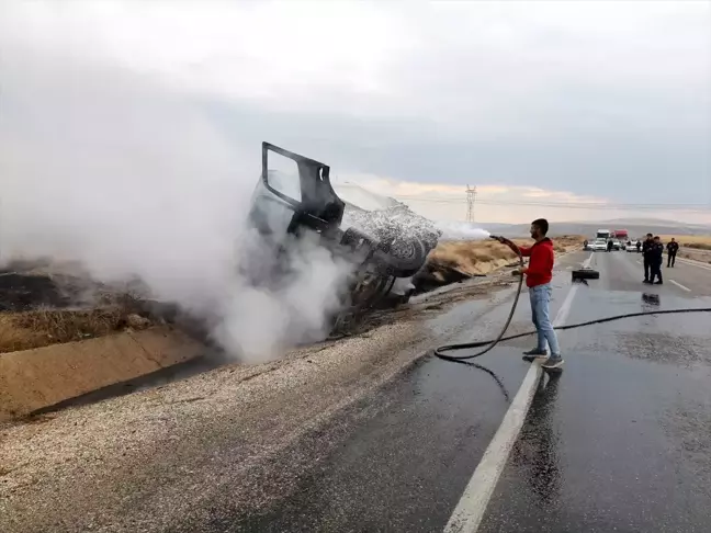 Kırıkkale'de Kamyon Tekerleği Fırlayınca Yangın Çıktı