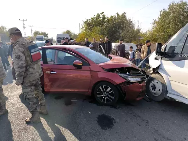 Diyarbakır'da Trafik Kazası: 13 Yaralı