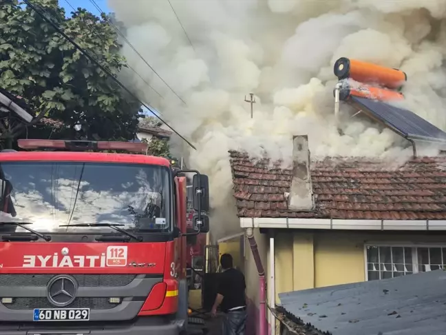 Tokat Niksar'da Yangın: İki Katlı Ev Kül Oldu