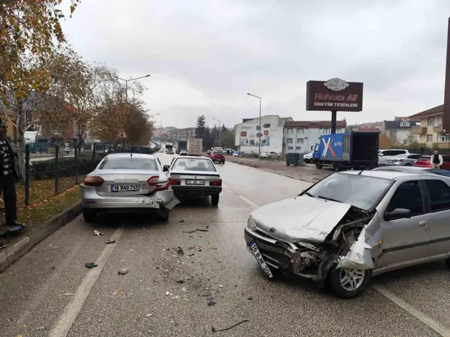 Bursa'da 3 Araçlı Kaza: 1 Bebek ile 3 Kişi Yaralandı