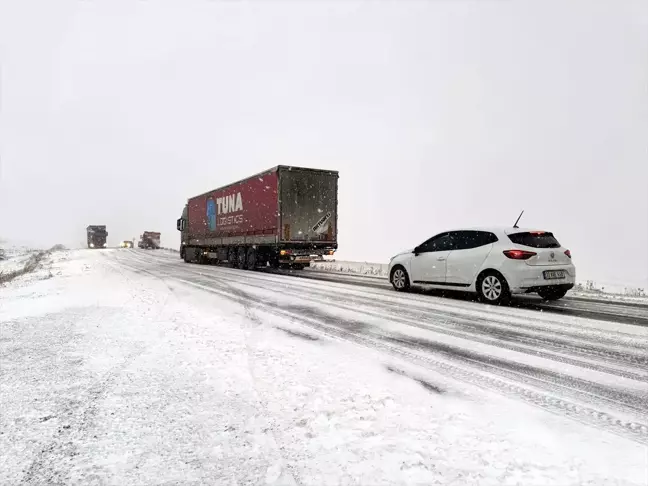 Ardahan'da Kar ve Buzlanma Nedeniyle Araçlar Yolda Kaldı