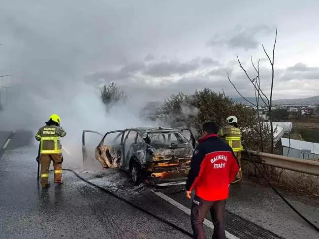 Balıkesir'de Seyir Halindeki Otomobil Alev Aldı