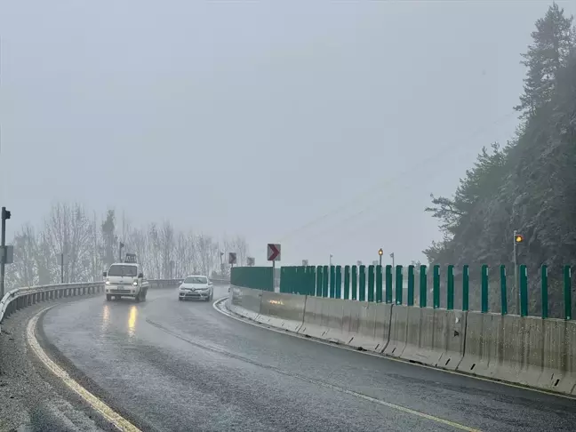 Bolu Dağı Geçişinde Sis Etkili: Sürücülere Uyarılar Yapıldı