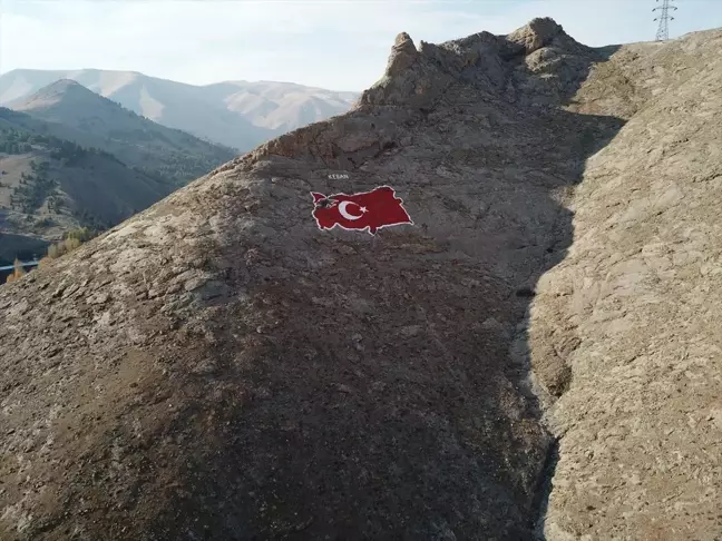 Keban'da dağa çizilen Türkiye haritası boyanarak yenilendi