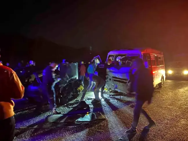 Aydın'da Kafa Kafaya Kaza: 1'i Ağır, 10 Yaralı