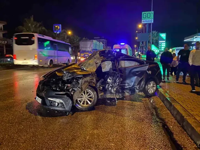 Antalya'da Tur Otobüsü ile Otomobil Çarpıştı: 1 Ölü