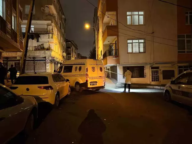 Bağcılar'da İzinsiz Gösteri: Maskeli Grup Polise Taş Attı