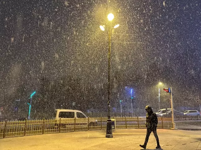 Erzurum'da Kar Yağışı Şehri Beyaza Bürüdü