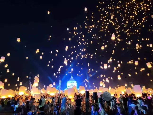 Tayland'da Yi Peng Festivali'nde Dilek Fenerleri Gökyüzüne Bırakıldı