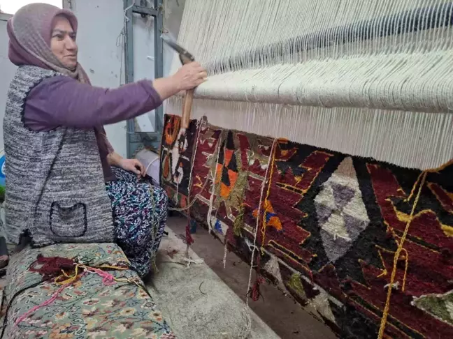 Manisa'da Kadınlar Geleneksel Kilim Dokumacılığını Sürdürüyor