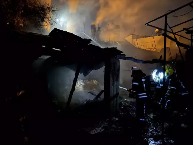 Tarsus'ta odunlukta çıkan yangın söndürüldü