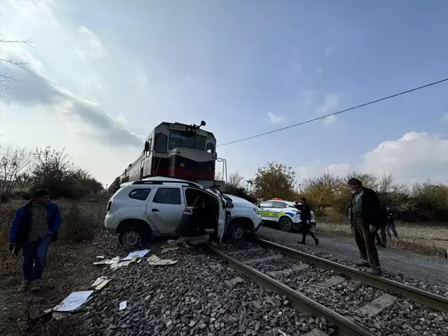 Malatya'da Yük Treni Otomobile Çarptı: 2 Yaralı