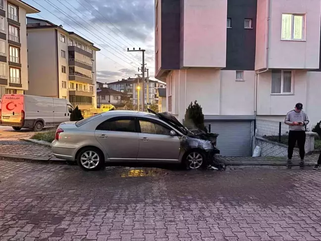 Bolu'da Park Halindeki Otomobil Alev Aldı