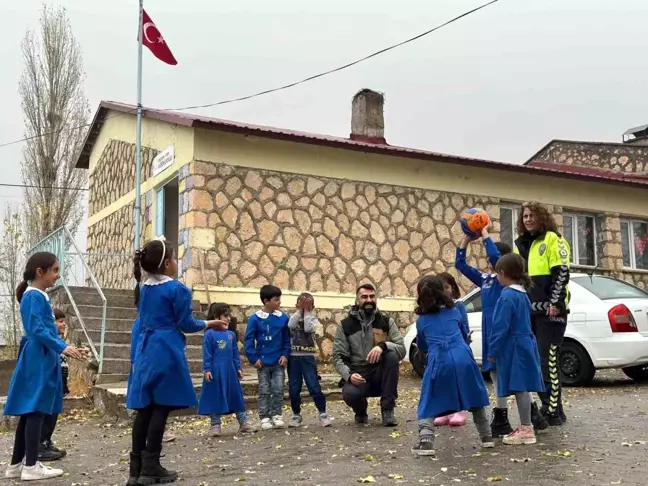 Polislerden Hınıs'taki Çocuklara Unutulmaz Ziyaret