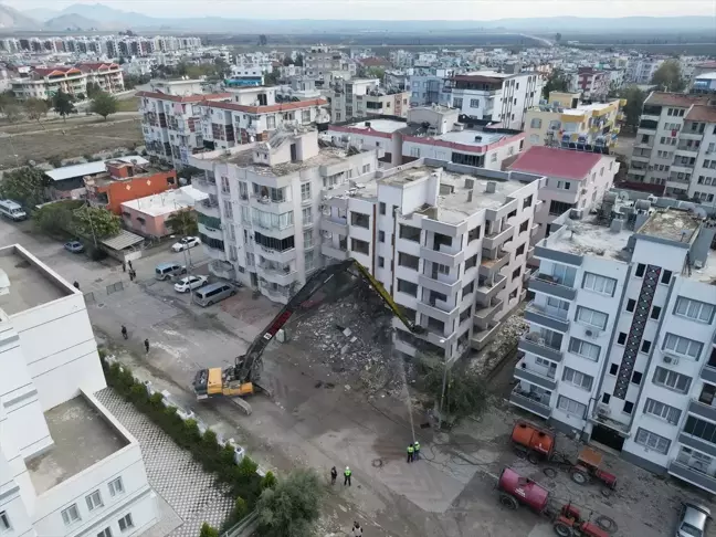 Adana'da Orta Hasarlı Binaların Yıkımında İlerleme