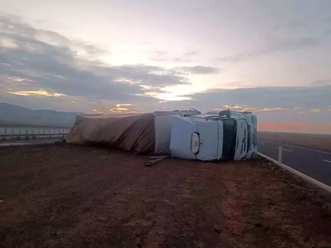 Aksaray'da Tırın Kontrolden Çıkması Sonucu Sürücü Yaralandı