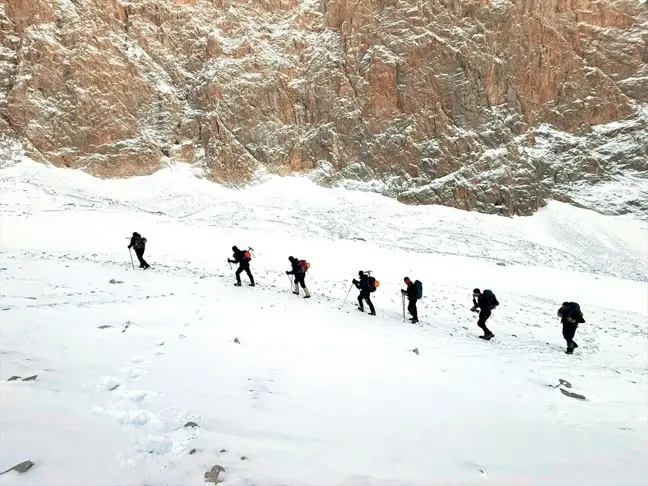 Aladağlar'da Kaybolan İki Kız Kardeş İçin Arama Kurtarma Çalışmaları Yeniden Başlatıldı