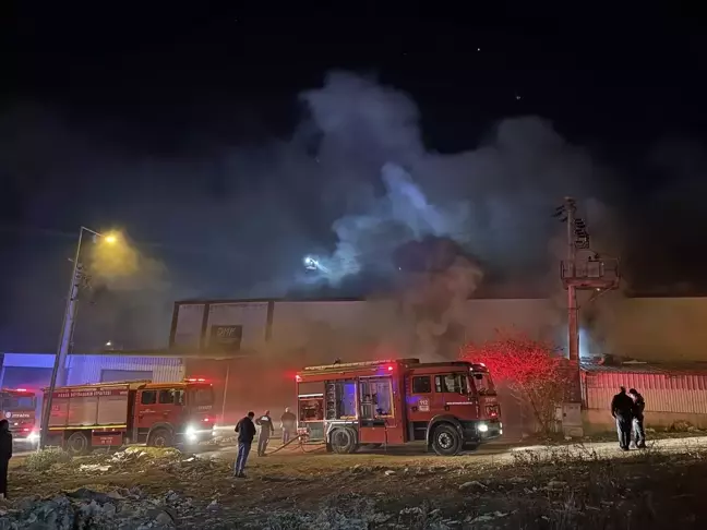 Bursa'da Mobilya İmalathanesinde Yangın