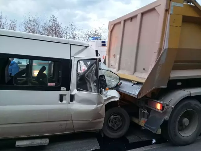 Karamürsel'de Minibüs Trafik Kazası: 2 Yaralı