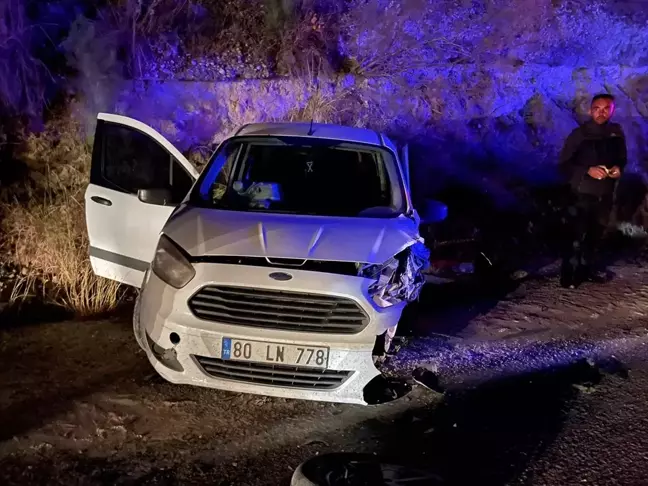 Osmaniye'de Otomobil ve Hafif Ticari Araç Çarpıştı: 4 Yaralı