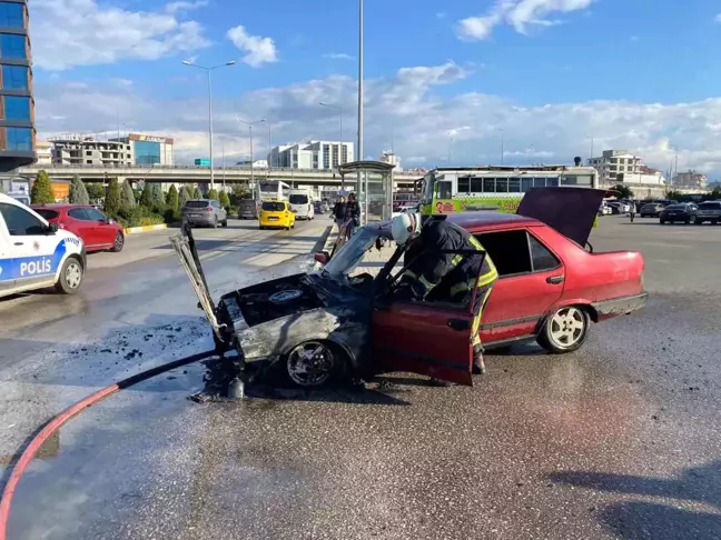 Antalya'da Otoparkta Alev Alan Otomobil Kullanılamaz Hale Geldi