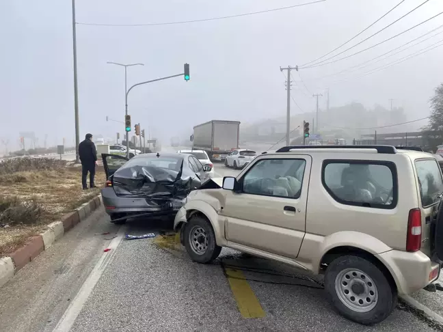 Manisa Kula'da Zincirleme Trafik Kazası: 2 Yaralı