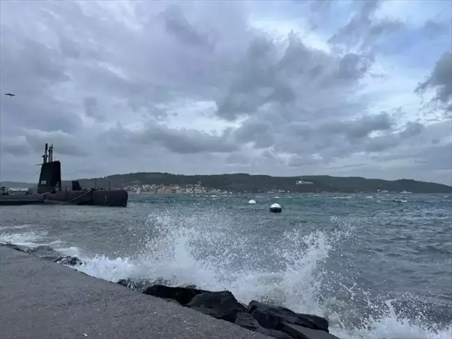 Çanakkale'de Lodos Etkisini Sürüyor, Feribot Seferleri İptal Edildi