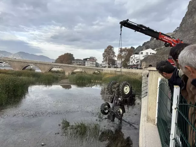 Çorum'da Traktör Kızılırmak Nehri'ne Düştü, Sürücü Yaralandı