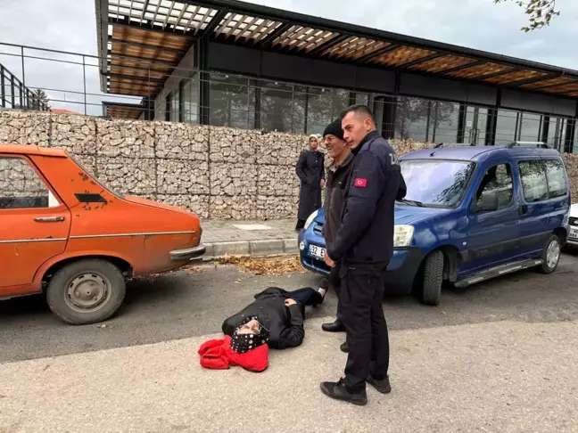 Eğirdir'de Pazara Giden Yaşlı Kadın Yolda Düşerek Yaralandı