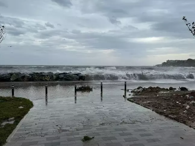 İstanbul'da Şiddetli Lodos Sahilde Su Birikintilerine Neden Oldu