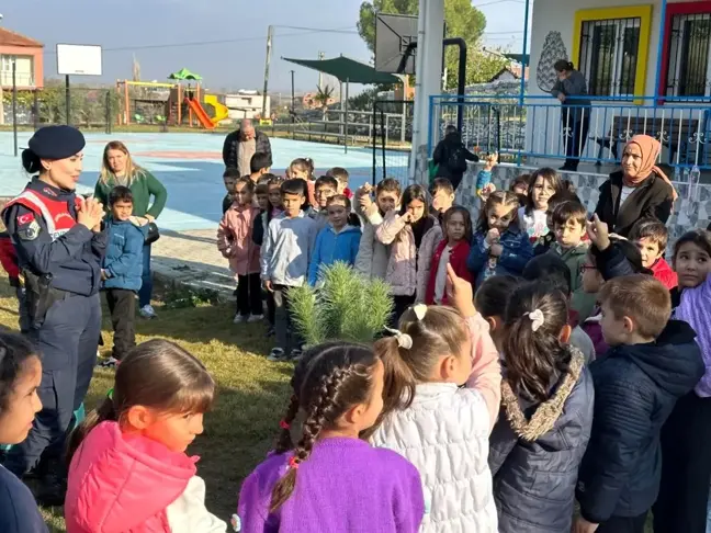 Jandarma Ekipleri Öğrencilere Doğa ve Hayvan Sevgisi Anlattı